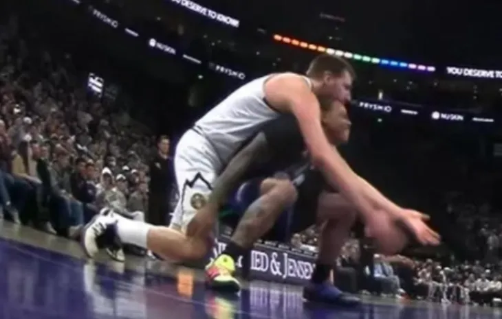 星空体育-这重量！约基奇拼抢球时压在基扬特-乔治身上，后者表情痛苦